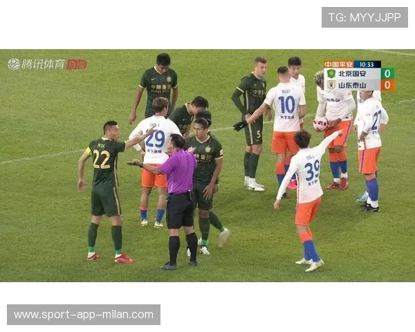 深圳新鹏城通过精准斜传打开禁区缺口